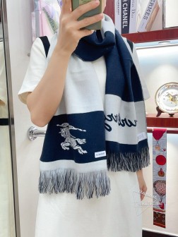 Burberry巴宝莉新款 双面长巾 火爆来袭 顶级双层色织工艺 此工艺只有巴宝莉纯正代工厂才有的工艺 %顶级丝羊绒围巾 高尖端产物 时尚大牌颜色超正 超级柔软保暖亲肤，简单的素色非常大气 .. 真的是臻品罕见. 绝对是手慢无的高端精品 戴着它可以放心的去各大专柜遛弯哦 35cm