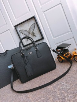 Prada普拉达 2VE011 男包 进口Saffiano皮革 缝调式尼龙肩带 价格