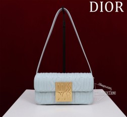 迪奥 Miss Dior Allover尺寸:22 x 11 x 6 厘米(长 x 高 x 宽)可收纳 1 部手机、1 个钱包和唇膏 这款 Miss Dior 翻盖手袋于迪奥二零二四秋冬成衣系列发布秀上全新亮相重新诠释 Dior 经典款式的现代优雅气质。采用粉色绗缝牛皮革精心制作饰以本系列经典的 Miss Dior Allover 图案灵感源自马克·博昂 (Marc Bohan) 的 Dior 设计档案以现代风格全新演绎  年代时尚风格。搭配对比鲜明的复古金色饰面时尚金属饰牌饰以 Miss Di