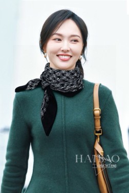 专柜同步上新 Dior最最新的专柜主打【D新千鸟格纹镶边90】羊绒方巾,热带雨林系列 度假及日常都非常好搭配的款 订单私流 】一看到就想去度假 平时穿搭也非常好搭配,整个人看起来都会神采奕奕 好多不用多说,细节品质都看得清楚,绝对获赞的高规格品质 9090cm,%纯羊绒