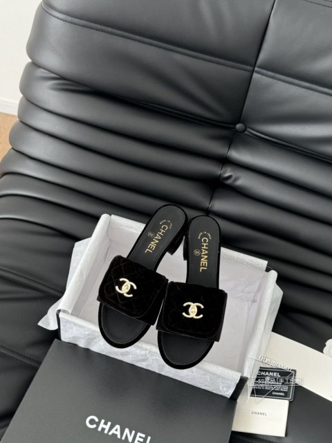 Chanel 25C新款书包扣拖鞋！这一季的蜜儿拖上脚太好看了上脚巨显细长 灰常滴高级！鞋面羊皮 内 957