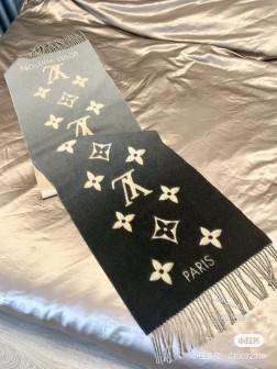 高品质 LV路易威登原单正品原标 支持验货！高端客户必入！现在全世界都在找她，无心炒作，但是这个款姐一定要擦亮眼睛，认准我们品质，随便跟正品对比细节，无论是渐变颜色的过渡还是围巾的边角线，这种细节不是随便谁家的货都有的 路易威登LOUIS VUITTON羊绒渐变色.风靡全世界.官网rmb8000+，这款围巾以经典路易威登款式为设计原型，两种柔美渐变配色：素雅的粉蓝或百搭的黑灰。由柔软温暖的纯山羊绒织就，并以提花工艺织出醒目的标志性Monogram花纹，风格细腻，这款是时下最最流行的莫兰迪配色~美