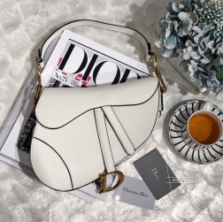 迪奥 【大号】Saddle Bag 在众多的马鞍包里这只SaddleBag是最还原马鞍的样子的所以包型十分特别,而且很有辨识度 背上身特别吸睛最大的亮点是包身上的金属装饰 不仅包盖上挂着首字母D连接包身和手柄的也是个做旧的CD字样非常精致 老花Oblique的款式近两年都是最火爆的跟之前的中古版本有所不同 时尚却保持了复古的年代感 小牛皮版本依旧高级,皮质光滑亮眼搭配各种复古肩带,别有一番味道 这次的Saddle有两个size小号可爱得不得了 大号也没有很大 两个尺寸不挑人都很好驾驭个人非常推荐