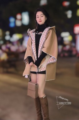 金字塔尖的尖货！BURBERRY家跟了小半年的单子，厂里终于放出来一点余量了，要的速度，没有的就是没有了！！！羊绒真丝顶峰相见！双面双色，正面经典驼色配色，内里时钟印花，正反两穿！73cm,正面%羊绒，内衬%真丝