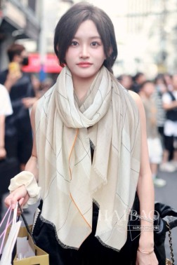  LP极品原单【LP轻盈交错格纹长巾】 高尖端产物 重磅呈现 ，绝无仅有 史无前例 %纯山羊绒 格纹配色 手感好到爆 绝对又是一款手慢无 工艺上采用的是进口支纯羊绒格纹印花非常显档次，低调中带着小奢华。尺寸90cm %进口纯羊绒织就