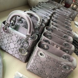 DIOR 之前不少小伙伴私信我灰色真丝在灯光下的色差问题今天特地选择自然光拍了台面正在生产的半成品下面这组图为高级灰实物标准色 老铁们解答顾客疑问时以这组颜色为准