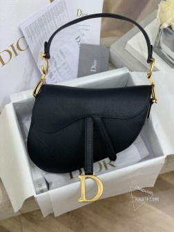 迪奥 classic saddle bag 掌纹小牛皮在众多的马鞍包里这只SaddleBag是最还原马鞍的样子的所以包型十分特别,而且很有辨识度 背上身特别吸睛最大的亮点是包身上的金属装饰 不仅包盖上挂着首字母D连接包身和手柄的也是个做旧的CD字样非常精致 小牛皮版本依旧高级,皮质光滑亮眼搭配各种复古肩带,别有一番味道 个人非常推荐马鞍包 经典地位不可动摇在包包历史上留名的一款也是今年动静最大的一款复古回潮 小号尺寸:20166.5cm 770210900大号尺寸:26207 cm 7