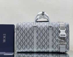 迪奥 顶级原单 这款 Dior Lingot 50 行李袋是 Dio 全新的经典单品,实用而优雅。采用迪奥灰 CD Diamond 图案帆布精心制作,从 Dio 档案汲取灵感,饰以光滑牛皮革细节。拉链隔层搭配马鞍翻盖,可收纳各种日常用品。搭配可折叠的顶部手柄和可拆卸、可调节的肩带,带有铝扣,可手提、肩背或斜挎。灰帆布 CD Diamond 图案马克·博昂 (Marc Bohan) 于 1974 年设计的 CD Diamond 图案以立体线条菱形重新诠释“CD”首字母,采用棉质帆布打造灰光滑牛皮革