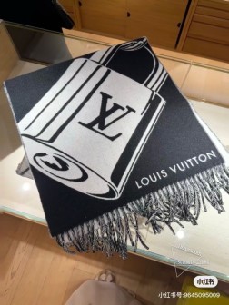 Lock And Keys 围巾取材舒暖毛绒混纺针织，一面描绘 LV 挂锁和钥匙图案，反转即现 Louis Vuitton Trunks 圆章，以妙趣笔触回溯品牌制箱传承。45 x 厘米(高 x 长度)60% 绵羊毛，40% 山羊绒挂锁和钥匙图案路易威登硬箱和 Monogram 花卉图案流苏饰边