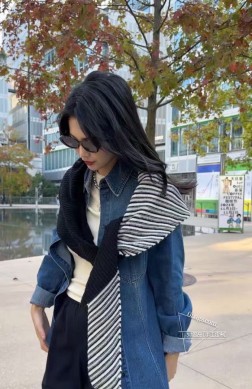 Celine新品 【双色条纹大三角巾 】春季 随意切换造型 大气又不失优雅的款式 65 尺寸 高级时尚又不会过于张扬，很有设计感~气质到骨子里！今年新出的系列~真的被这样的设计美！必入！上身效果简直高级优雅气质到不行！