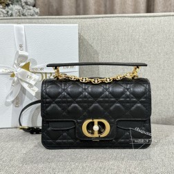 迪奥 JOLIE-22CM茱莉黑采用黑色牛皮革精心制作饰以藤格纹缉面线双重翻盖饰以 CD 标志提升格调点缀以白色树脂珠饰可收纳各种日常用品可与日常或晚装造型搭配兼具优雅气质可舒适手提、肩背或斜挎~尺寸: