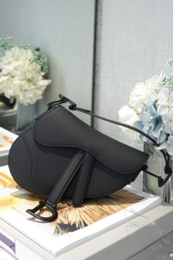 DIOR 哑光磨砂黑色小号 雾面小牛皮在众多的马鞍包里这只SaddleBag是最还原马鞍的样子的所以包型十分特别,而且很有辨识度 背上身特别吸睛最大的亮点是包身上的金属装饰 不仅包盖上挂着首字母D连接包身和手柄的也是个做旧的CD字样非常精致 小牛皮版本依旧高级,皮质光滑亮眼搭配各种复古肩带,别有一番味道 个人非常推荐马鞍包 经典地位不可动摇在包包历史上留名的一款也是今年动静最大的一款复古回潮 小号尺寸:20166.5cm 770210900(仅限黑色)大号尺寸:26207 cm 7 (黑色 灰色