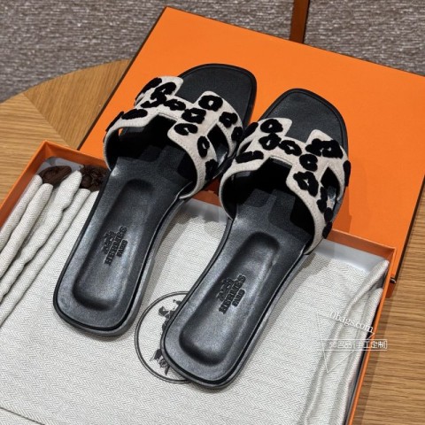 款式Style ：181 Oran 拖鞋颜色Colour：图纸米色Beige Espuisse黑色N 316