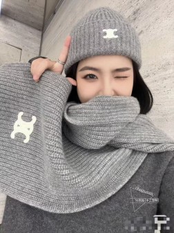 【2 套件】（帽子+围巾）Celine凯旋门老鼠货，不想多介绍！！！看面料看密度！秒杀市场货，不变形！行走的大绵羊 ，超级暖！%羊绒 超细客供纱线，姗姗来迟的原因是刚走完大货，保版期连一根毛线都出不来，支持专柜对货！尺寸：32cm 羊绒款