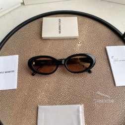 最新款MM107 系列 马吉拉同款椭圆形韩版太阳镜。镜框采用白色板材材质，搭配黑色镜片。柔和的线条走势为精致的椭圆形前框带来恰到好处的氛围感。镜腿处四角缝线标识定格经典。镜片提供有效UV防护。两个品牌审美交叠间打造出独具实验性与先锋感的联名系列。正面 147.1mm, 镜脚 mm宽度 53.8mm, 高度 35.1mm鼻梁 20mm秘特殊渠道货源秘㊣配图片2024最新白色独家全套包装(礼品袋+发票+外盒+内盒+眼镜布+磨砂镜腿袋)