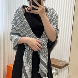  高段位！是Dior的女人！经典旧花新演绎！！】实物有被惊艳到！！Dior今年22秋冬新出的Cannage提花披肩，采用轻盈的羊毛、桑蚕丝和羊绒混纺面料精心制作，重新诠释标志性的藤格纹图案。搭配流苏，点缀以对比鲜明的“CHRISTIAN DIOR”标志提花条形图案。3 个色，气质无可替代的“丹宁蓝”和“高级灰”与“气质黑”品质非常好！面料的质感让纹路清晰工整，这个不收真的等着后悔哦~随便围围，出去绝对是回头率超高！！！既有气场又有高级感的配饰！四季理想配饰，可以搭配所有风格！！！尺寸规格：cmc