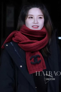  CHANEL新款【双C纯色条纹针织长巾】羊绒针织长巾 美翻了[流泪]御用殿堂级极品 新款在售 进口纯羊绒时尚立体菱格提花针织毛线 美丽至极 真的 上身极为衬肤色 百搭 好看不好看自己看吧 %精选纯羊绒，送礼 首选佳品