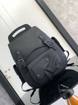 DIOR 这款大号 Gallop 双肩背包采用时尚的原创设计,突显马鞍风格经典标识。采用黑色粒面牛皮革精心制作饰以对比鲜明的缉面线点缀以Christian Dior标志铝扣。主隔层可收纳各种日常用品正面马鞍口袋和侧面翻盖口袋可收纳钥匙和手机便于轻松取用。大号款式,实用百搭是各式造型的点睛之笔。黑色粒面牛皮革搭配对比鲜明的缉面线内侧饰有Dior压花标志可调节粒面牛皮革肩带硬质顶部手柄翻盖开合,搭配两个饰以Christian Dior标志和CD字母的铝扣正面马鞍翻盖口袋两侧设有两个贴袋内部贴袋尺寸: