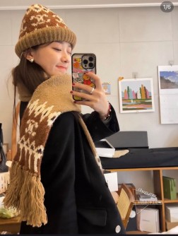  CELINE【双面双层 对版款】 秋冬新品-logo提花长围巾酷酷的长围巾，保暖搭配神器，两端有流苏设计，时尚感加分！亲肤度超好。精致的字母提花工艺，黑白配色经典好搭，是秋冬搭配的必备基础款。规格20长巾！羊绒款