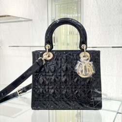 DIOR 【CD -五格漆皮黑】黑金搭配更显高级气质 漆皮上身好像会发光一样非常亮眼[得意]不同于以前的拉链 新版的五格采用了跟三格四格一样的翻盖设计 不会la手~存取东西更方便尺寸：24 x 20 x 11