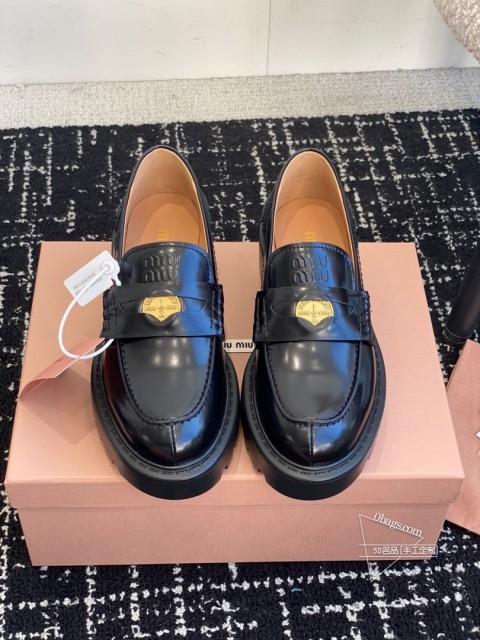 Miu Mi24秋冬厚底金币乐福鞋新品高级感十足，鞋面中间嵌入 复古又时髦，藏起来这种可爱小心思又甜 718