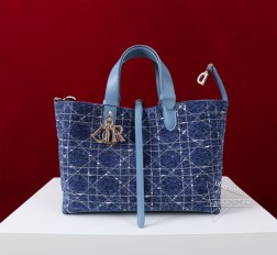 DIOR D ior Toujours 手袋这款 D ior Toujours 手袋于二零二四冬季系列发布秀精彩亮相,休闲实用的设计别具一格。采用米色绒面革精心制作,饰以超大藤格纹缉面线,宽敞的内部隔层搭配小袋,可整齐收纳各种日常用品。设有皮革系带开合,可安全收纳各种物品,另有 CD Lock 字母 D 旋钮式开合,可调节两侧,提升格调。小号款式,皮革手柄带有可调节细节,可轻松手提。双开合设计:纤细系带和 Christian D ior Paris 系带搭配 C D Lock 扣环D.I.O.R