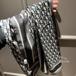 新 Dior最最新的专柜主打卷边长巾 度假及日常都非常好搭配的款 订单私流 】一看到就想去度假 平时穿搭也非常好搭配，整个人看起来都会神采奕奕 好多不用多说，细节品质都看得清楚，绝对获赞的高规格品质 尺寸：65cm，%顶级羊绒[色]