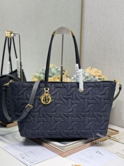 迪奥 Dior Toujours 大号手袋〔牛仔布压藤格〕这款Dior Toujours 手袋于二零二三春夏系列发布秀精彩亮相休闲实用的设计别具一格.采用蓝色牛仔面料等材质精心制作饰以 Graphic 藤格纹图案以 3D 效果的时尚版本全新演绎 Dior 的经典图案,彰显现代魅力宽敞的内部隔层可整齐收纳各种日常用品硬挺的顶部手柄搭配复古饰面金属装饰,提升格调,可轻松手提. 搭配 调节皮肩带 型号:购物袋尺寸:41 X25.5 X15 cm