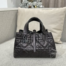 迪奥 小号TOU 黑色-褶皱牛皮这款 Toujours 手袋休闲实用采用黑色褶皱牛皮革精心制作饰以超大藤格纹缉面线宽敞的内部隔层搭配小袋可整齐收纳各种日常用品。设有皮革系带开合可安全收纳各种物品另有小号款式,皮革手柄带有可调节细节,可轻松手提9283A小号尺寸: x x