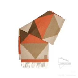  【 怒赞强推 】数量极其有限 男人们女人们的精品 LOEWE专柜最新限量logo，皮质经典标志，精致度无敌 超好的原料，满满的水波纹路，手感有如婴儿肌肤，柔嫩舒服，而且这种机会真的很难得，工厂舍不得给的好货 渐变与千鸟格的完美结合，层次分明重工织造，把Loewe的精品概念演绎的淋漓尽致 一家香港的外贸公司下的订单.出口意大利 只留下loewe主标，而且是原标 大家懂的最后一道工序去意大利做，就变made in italy 客供%山羊绒.这种羊绒很特别，客供进口纱线，糯软超舒服，欧洲的纺纱技术比