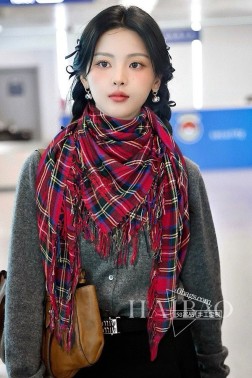  LP极品原单 圣诞专供 【LP格纹流苏方巾】 高尖端产物 英格伦经典格纹重磅呈现 ，绝无仅有 史无前例 %纯山羊绒 手感好到爆 绝对又是一款手慢无 工艺上采用的是进口支纯羊绒非常显档次，低调中带着小奢华。尺寸cm %进口纯羊绒织就