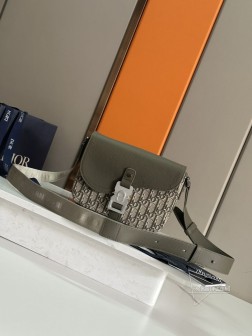 DIOR 这款小号马鞍信使包采用翻盖设计,精巧时尚。采用卡其色 Oblique 印花面料精心制作,饰以同色调粒面牛皮革马鞍翻盖,以铝扣点缀提升格调。内部空间宽敞,设有一个背面插袋,可收纳各种日常用品。搭配可调节的皮革和 Christian Dior 标志提花肩带,可肩背或斜挎。主隔层搭配翻盖和 CD 标志铝扣内部插袋背面插袋可调节的皮革和 Christian Dior 标志尼龙提花肩带内侧饰有 Dior 压花标志内含防尘袋意大利制造尺寸:23 x 17 x 6 厘米(长 x 高 x 宽)可收纳各