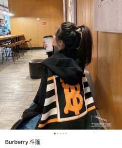 纯原尾单，Bur最新款专属标识图案嵌花羊绒披肩，专柜一万多一条，大B家嵌花工艺连帽披肩，绝对市面最牛的货，渠道首发，净重0克，将近3斤一条，真材实料的东西，这款既可以当连帽上衣又可以当斗篷披肩，搭配条纹针织嵌花与品牌专属标识图案，披肩配长筒靴超带范儿，舒适性与保暖性于一体，是适合寒冷时节穿着的绝佳单品。臻选最为柔软的羊毛羊绒精纺面料，搭配正面超大口袋，背部缀有“TB”字母徽标，这个标是提花织上去的，不是胶印上去的，也不是贴片，整条斗篷柔软细腻，一点不扎，披肩规格长度90cm，正常身材都能穿，随便