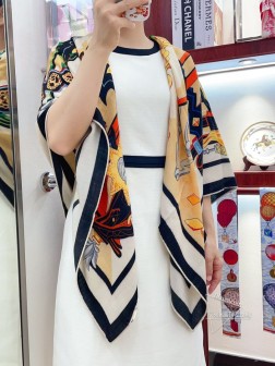 【太太圈的新宠！有底蕴的美！！！】真的太美了！！！！hermes逆天了！！！高端中的高端！优雅的法式气质，绝对是太太圈里的C位气场！一切都是那么高级感，规规矩矩的做工，走线，工艺！不得不说，好的围巾带给人的着装体验完全不同！围上她，瞬间挺胸收腹，自信！举手投足间都散发着魅力！独有的H顶级人字纹丝绒面料，柔软肌理，超级舒适，非一般的享受，真的非常棒，这种高质感，真心赞！！！！！Hermes气质，有内涵有深度的高级感！尺寸规格cm顶级真丝羊绒大方巾。