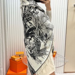  CD DIOR披肩椰树】重磅推荐，CD DIOR这款是围巾披肩毛毯三用，超级惊艳的一款！百分百保真！CD DIOR这两年真是开挂的节奏，这款羊毛长围巾是与意大利艺术家 Pietro Ruffo 倾情合作的成果，饰以 D品牌的两个标志：星星和茹伊印花。这款长围巾采用流苏装饰边缘，以“ Around the World”字母点缀，对比鲜明的条纹图案勾勒轮廓，点缀有大写字母标志。可披在肩部，保暖时尚，为造型加入图案元素。尺寸： 厘米 x 厘米采用57%克什米尔进口羊绒和43%羊毛面料