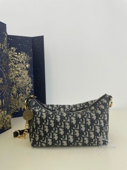 DIOR 蓝布现货 Hobo star 链条手袋系列升级版饭盒包,设计实用加配可调节长肩带大大提升了实用性廓形柔软,自用超轻便经典星星标识的圆形饰牌又是一个亮点,精致又可爱无法拒绝的一个包款size28.51014.5cm 链条饭盒