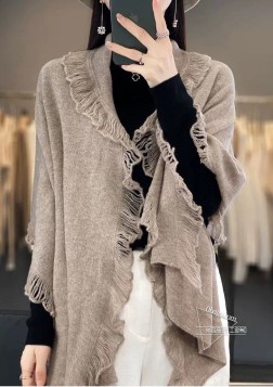  皮雅娜【LP花边流苏羊绒长巾】LP羊绒世家，羊绒界的新贵，只做最好的皮雅娜自己可以去看看哦，他家的价格估计会让你却步，太贵了，简直是贵族的价格。此款花边点缀款式新颖并且具有超高羊绒品质才会被此品牌青睐这种羊绒精品围巾是市场上及其少见的，真是超级高端货只有这种大品牌才会拥有时尚装饰，环绕颈间大方得体。简单而不简陋，清淡而不失装饰。材质：%最顶端野山羊绒