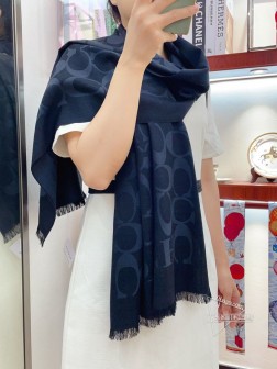 新款必入COACH蔻驰～简单的图案羊绒面料才是绝配～有被惊艳到～上新 新款羊绒 专柜同步 这个size不大不小特别好搭配，品质超级好 拿到手就会懂的高端品质，高端细节所见即所得 重磅巨献 VIP客户必入推荐 %顶级羊绒，尺寸：70cm。