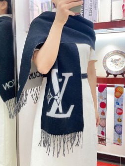 LV Smash 围巾以舒柔绵羊毛裁出宽幅尺寸，令瞩目 LV 标识焕现新意。撞色“路易威登”字样点亮素净双面设计，为冬日保暖提供潮流之选。尺寸 x 30cm 羊绒款 手感超好