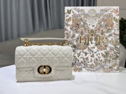 DIOR Dior Jolie 手提包 升级版白色牛皮革藤格纹编号 0068这款 Dior Jolie 手提包是二零二四春夏成衣系列新品兼具优雅气质与实用功能。采用白色牛皮革精心制作饰以藤格纹缉面线双重翻盖饰以 CD 标志提升格调点缀以白色树脂珠饰三隔层和拉链口袋可收纳各种日常用品可与日常或晚装造型搭配。小号款式搭配可拆卸手柄与可拆卸链条肩带,肩带由皮革带和 CD 标志链环组成饰以白色树脂珠饰可舒适手提、肩背或斜挎。尺寸:22 x 14 x 8 厘米(长 x 高 x 宽)CD 扣环正面饰以白色树