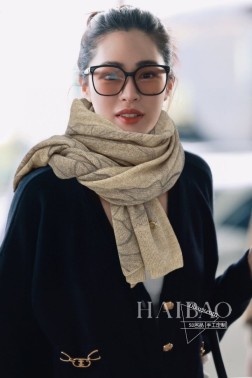  皮雅娜【LP荷花羊绒披肩】LP羊绒世家，羊绒界的新贵，只做最好的皮雅娜自己可以去看看哦，他家的价格估计会让你却步，太贵了，简直是贵族的价格。此款水墨画风格并且具有超高羊绒品质才会被此品牌青睐这种羊绒精品围巾是市场上及其少见的，真是超级高端货只有这种大品牌才会拥有时尚装饰，环绕颈间大方得体。简单而不简陋，清淡而不失装饰。材质：%最顶端野山羊绒