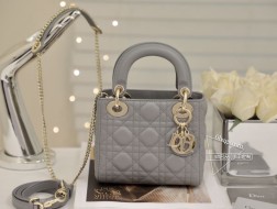 迪奥  mini lady 珍珠灰羊皮金扣系列手袋集中体现了品牌对典雅和美丽的深刻洞见。采用小羊皮革精心制作,以藤格纹缉面线打造醒目的绗缝细节,时髦典雅的设计经久不衰。饰以标志性的饰面金属吊饰,为精美的轮廓增添一分灵动。这款迷你Lady 手袋搭配可拆卸的链条肩带,可手提、肩背或斜挎,是晚装的理想伴侣。·可拆卸链条肩带·内部拉链口袋·可随心搭配其他刺绣肩带内含防尘袋尺寸: 17157cm#  三格珍珠灰羊皮