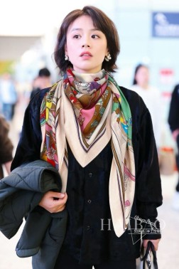 羊绒新款 买了都说好看 推荐 爱马仕双面同色羊绒镶边方巾【露天花园镶边】，顶级工艺超值 爱马仕专柜爆款 立体呈现图案纹路实物档次极高 特殊工艺高端研发惊艳问世 特殊尖端工艺处理 受到白富美的喜欢 无论是品质 款式 价格都令大牌控的她们尖叫 超高性价比 绝对值得入手 尺寸：cmcm，%进口澳毛