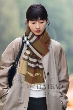 新品 bling bling 巴宝莉中性款【B字母标格纹双面长巾】这才是硬货，殿堂级御用推荐！高出镜率单品，双面双色丝毛混纺最新出口，材质啥的 不再赘述 工艺不便透露，因为有协议，你们懂……让你戴进专柜自对比……此处我词穷...但你们应该有掌声 因为这是和海外专柜即将上架的是同一次！规格：78cm ， 材质：51%绵羊毛，49%桑蚕丝。绝对的流弊货！秒收！
