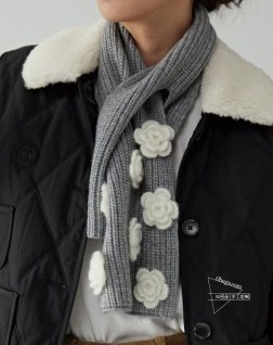 尖货重磅，CHANEL单品！！真香必入款！！！直跺脚地喜欢！高级又带点时髦的趣味！！老友必收！当之无愧最主打的秋冬系列~ 冬日给我们自信的款排第一位的，非重磅的稀缺的高级围巾莫属！！如果高级不撞款围巾今年只有一款预算，只想收一条，那这款一定要重点推荐！！真的是毫不费力的时髦典范，是大牌时髦典范！！在冬天围上一件这样的高端超细羊毛围巾，真的很有幸福感满足感！！！！正面采用90%初生羊毛10%羊绒质地，搭配别出心裁刺绣设计，这样的结合真心是纯粹的高级和时髦感，瞬间有了有趣的灵魂！！2cm的尺寸，非常