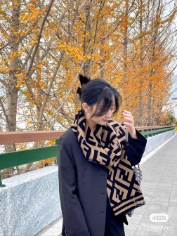 Fendi 网红爆款，一眼便会让所有人结缘的芬迪针织围巾，匠心弥漫的老花色泽让整体复古味道透露清新自然味道！秋冬季节毫无抵抗力的时尚单品。一切充满不同凡响，微型勾勒针织而成，造就与众不同，30cm