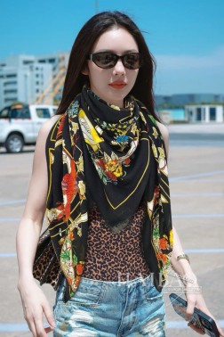 新款 GG羊绒须边方巾【GG菱形花卉锁边】 抢 VIP推荐 下手一定要快【高端 大爱 纯羊绒 婴儿触感舒服到飞 女人尤物 货极少 四季都可以用 真心美的让人非常非常心动 上身效果简直美翻了 品质非常完美 整个围巾给人大牌气场的同时又非常精致秀丽 绝对值得入手的新款 实物一拿到就会庆幸自己是女人的绝美好货 值得品鉴 完美气质品味Ditails首选 VIP们 上 尺寸：cm，%羊绒