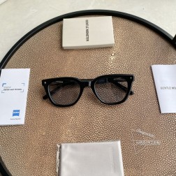 最新款Gauss 系列 Gauss型号为GENTLE MONSTER2024光学系列BOLD产品。该系列以全新视角诠释光学廓形,呈现出独具先锋感与未来感的设计风格。镜框采用板材材质。方形前框自带质感,恰到好处的颜色搭配为产品增添了深邃感与现代感。镜腿线条平滑流畅,末端自然收窄。BOLD特有标识巧妙融于镜框与镜腿之中,精致细节尽显品牌独特审美正面 146.9mm, 镜脚 148.2mm宽度 49.3mm, 高度 39.7mm鼻梁 24mm秘特殊渠道货源秘㊣配图片白色独家全套包装(礼品袋+发票+外盒