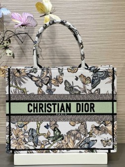 迪奥 【CD-BOOK TOTE 36】绿蝴蝶 Tote精致与优雅轻巧的帆布包身上刺绣点缀着各式各样的浅色系蝴蝶花朵如同一幅美丽的画卷勾勒出令人陶醉的画面 既宽敞又实用无论怎么搭配都能彰显出千金的感觉让你成为望众瞩目的焦点尺寸:36.52817.5