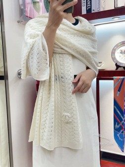 【超级重磅】CHANEL 新款超级重磅的巨好看的款！麦穗小镂空针织简直不要太高级！加上手工打造的双C超经典logo,绝绝子的存在！香奈儿是真的懂女生的心理和审美！注意重点纯手工双C logo.顶级的纯山羊绒面料编织而成！合股纱线也是香奈儿特有的高配面料！超级好看的设计！柔软细腻又舒适，冬季保暖神器，喜欢香奶奶的姐妹们千万不要错过这款！ 围巾尺寸70 现货